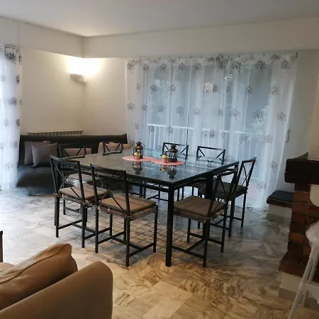 Appartement Maison Mitoyenne Avec Piscine *